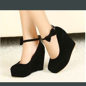 Wedges with a bow